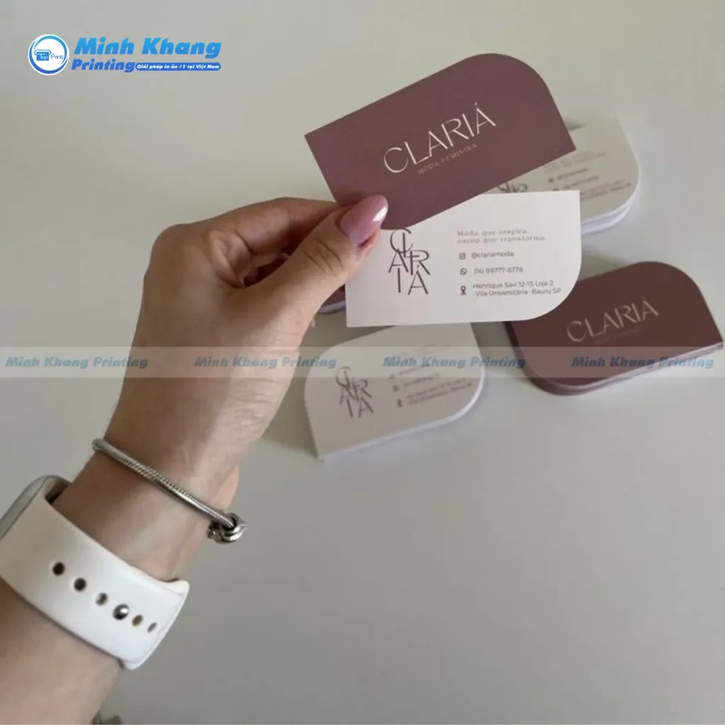 Mẫu danh thiếp bo hai góc chéo dùng phông chữ mỏng manh toát lên vẻ tinh tế