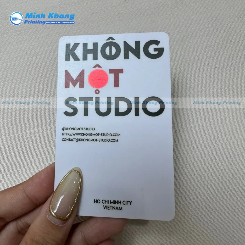 Mẫu card visit chất liệu nhựa chống thấm nước ép kim đỏ tinh tế