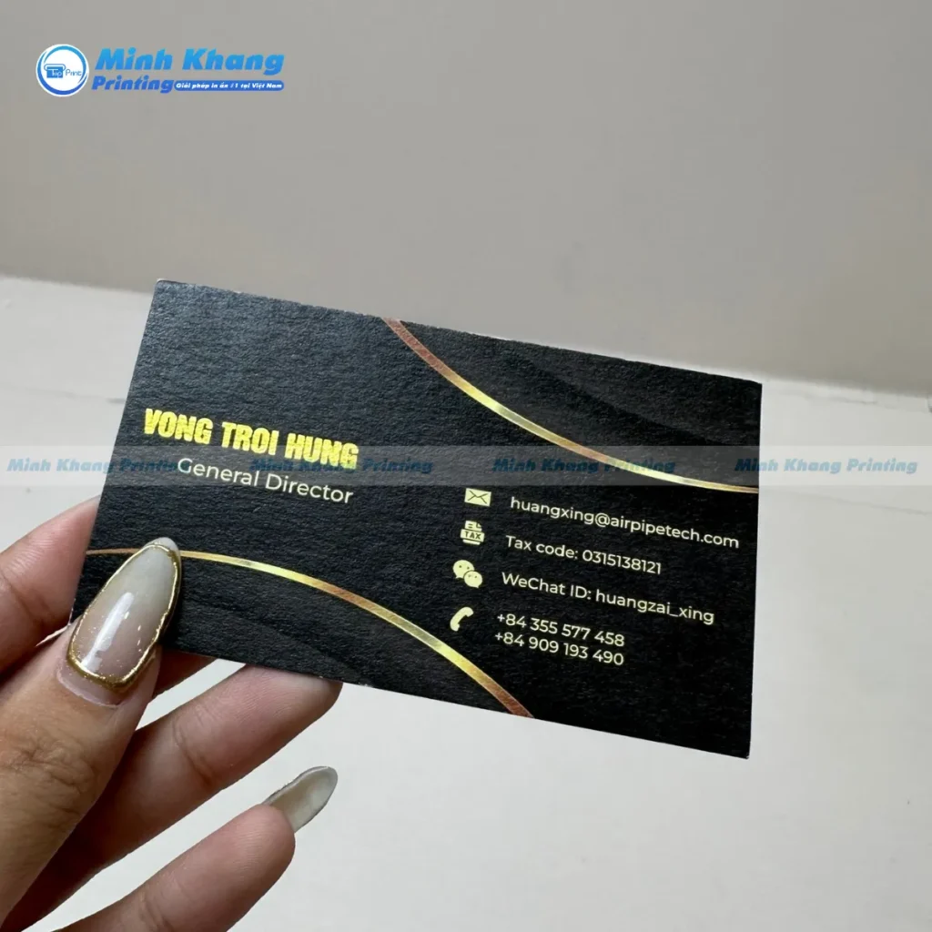 Mẫu card visit ép kim nhũ vàng nền đen mang vẻ đẹp quyền lực
