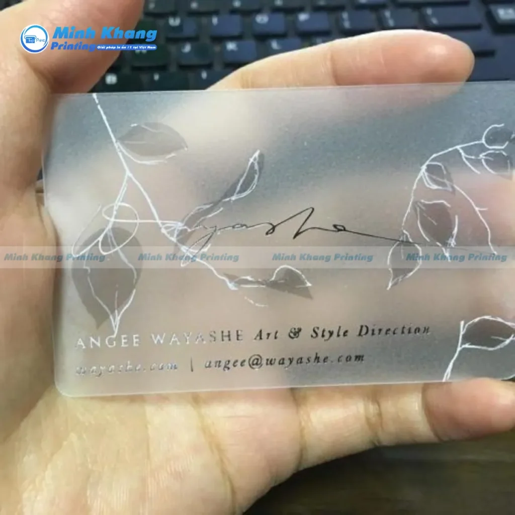 Mẫu danh thiếp nhựa trong suốt ép kim vàng rực rỡ tạo điểm nhấn cực ấn tượng