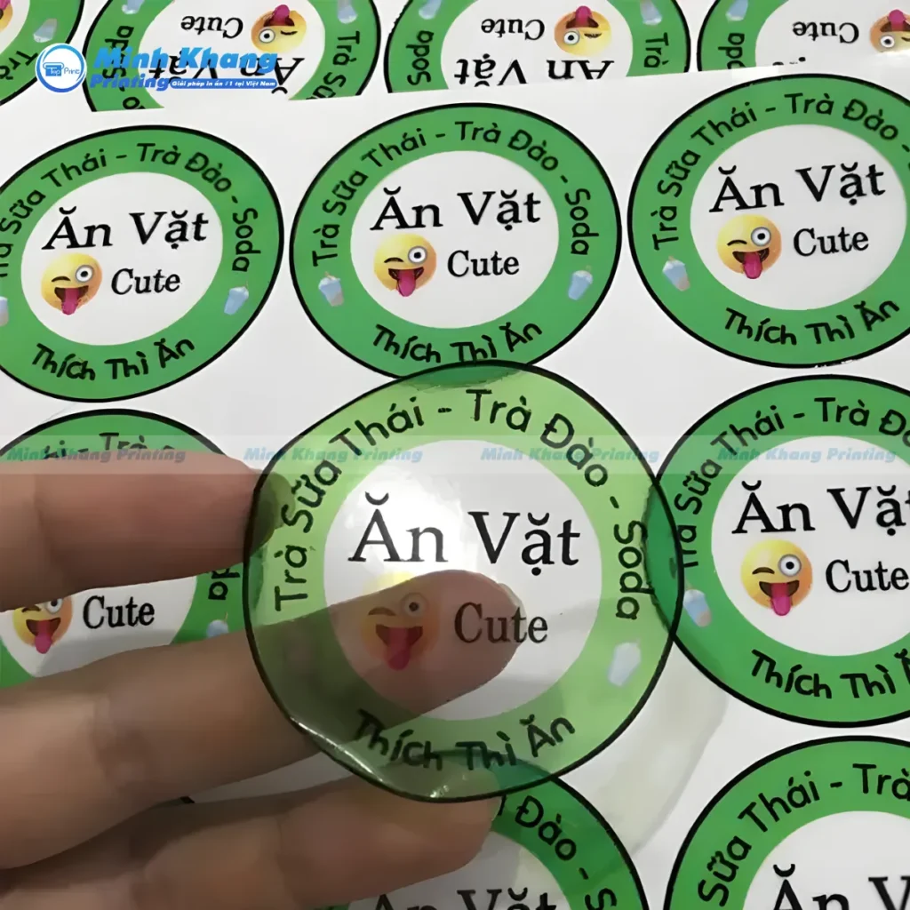 Mẫu tem nhãn dán ly trà sữa bằng Decal Nhựa chống nước tuyệt đối, lý tưởng cho ly trà sữa đá lạnh.