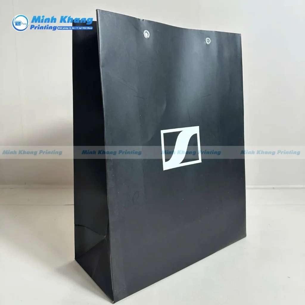 Mẫu túi giấy in logo trắng nền đen chất liệu giấy couche cứng cáp