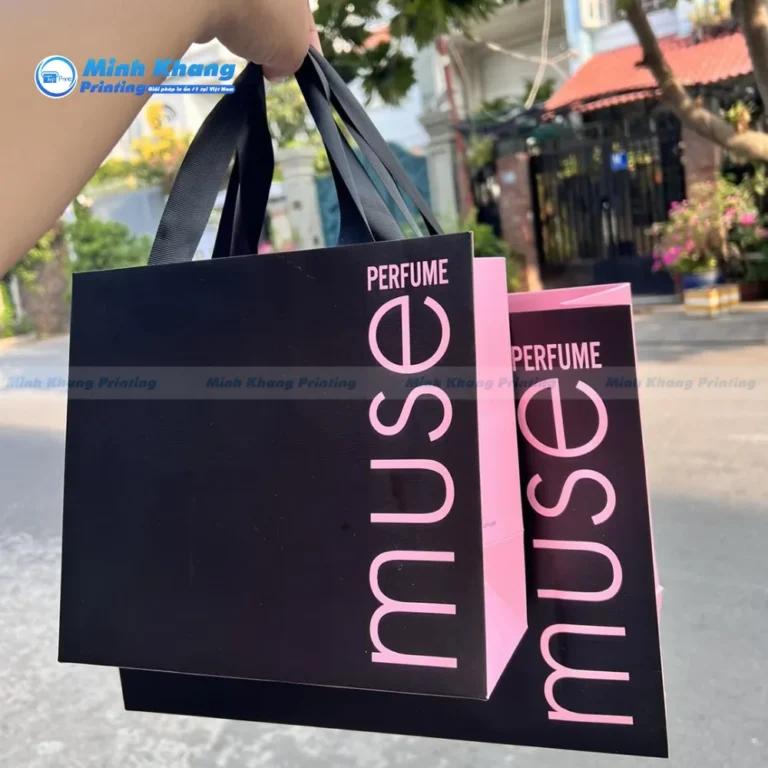 Mẫu túi giấy đen quai xách tiện lợi thương hiệu Muse Perfume