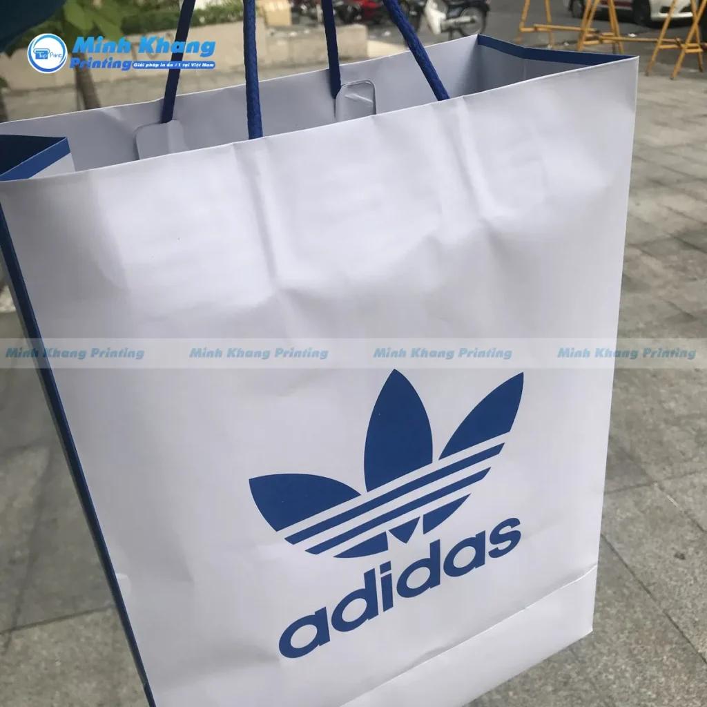 Mẫu túi giấy kraft trắng Adidas phong cách thể thao