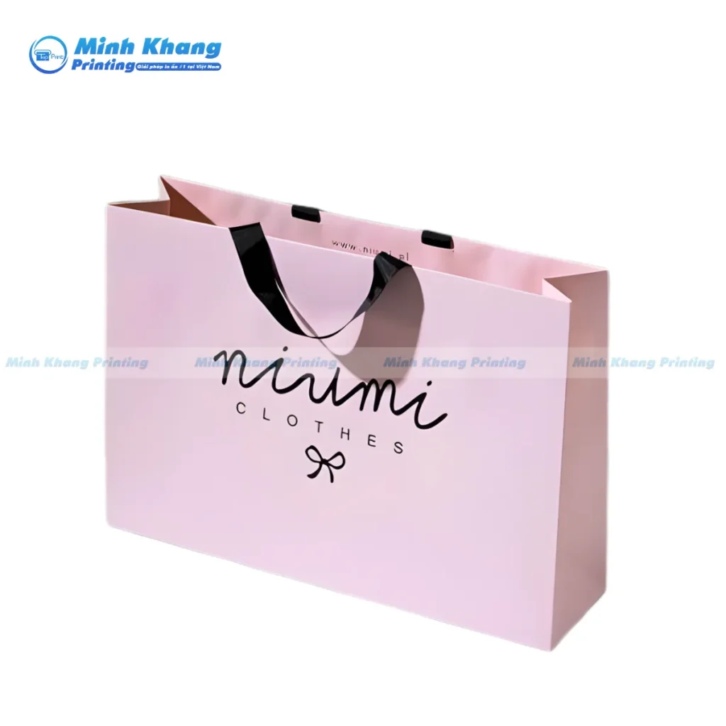 Mẫu túi giấy quần áo này sử dụng quai xách dây dù bền chắc, tiện lợi