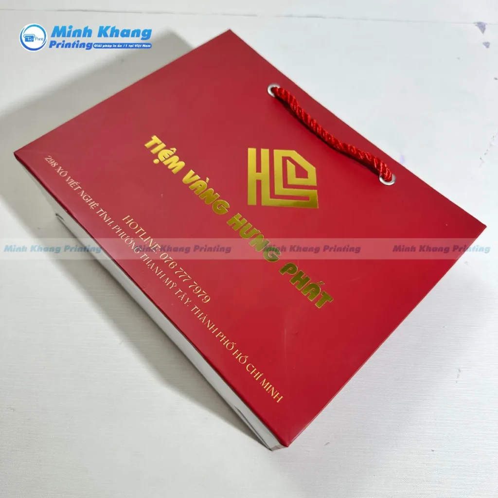 Mẫu túi giấy in logo ép kim vàng chất liệu giấy couche màu đỏ