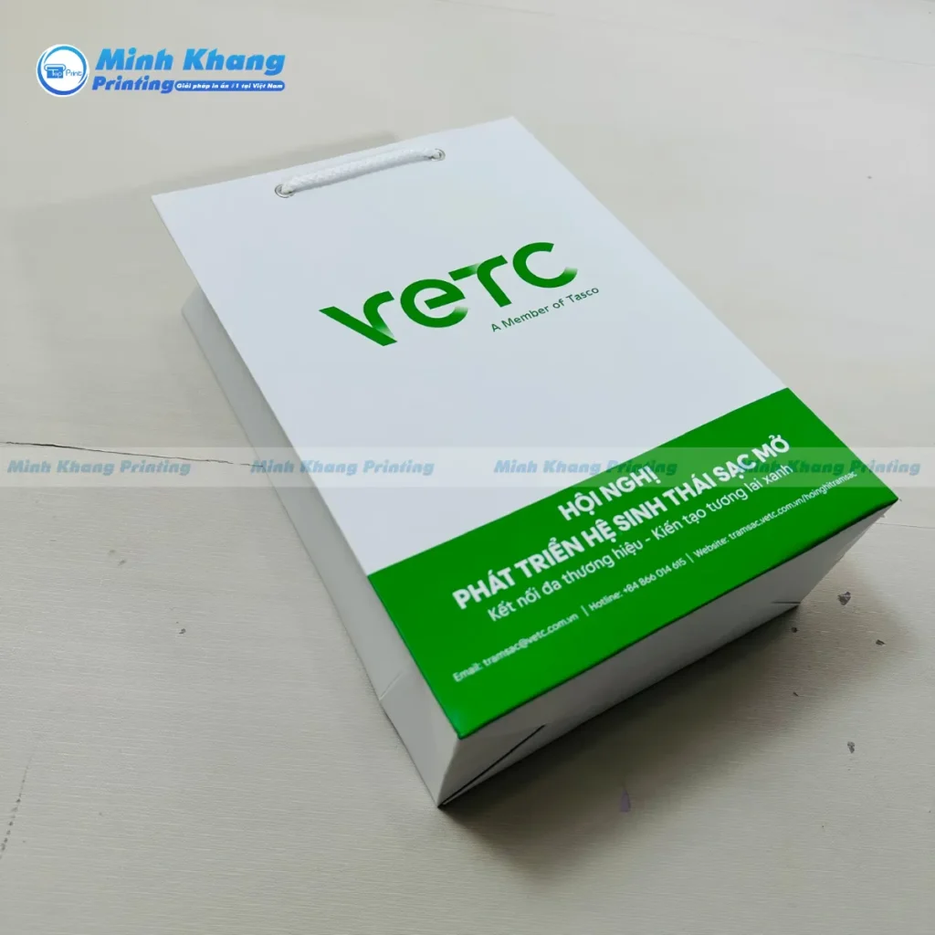 Mẫu in túi giấy logo VETC sự kiện hội nghị phát triển sinh thái sạc mở