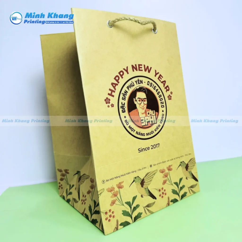 Mẫu bao bì túi giấy kraft có quai happy new year cho của hàng bán bò một nắng