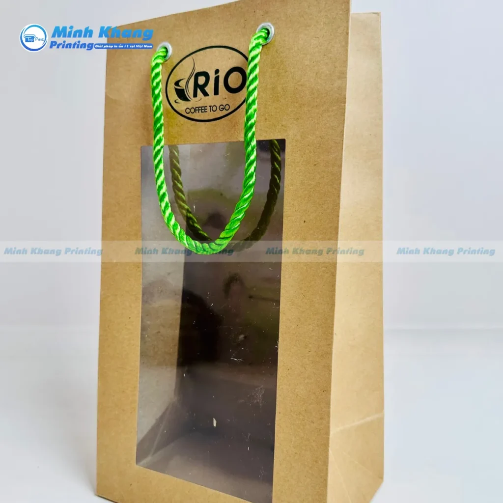 Mẫu túi giấy kraft có quai quán cà phê RIO có mặt kính trong suốt