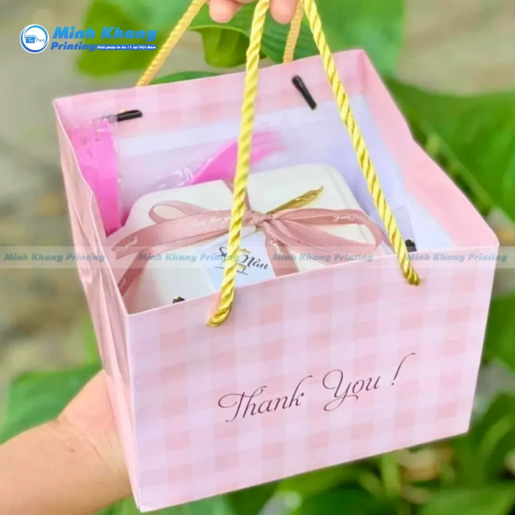 Mẫu túi giấy vuông đựng bánh ngọt màu hồng