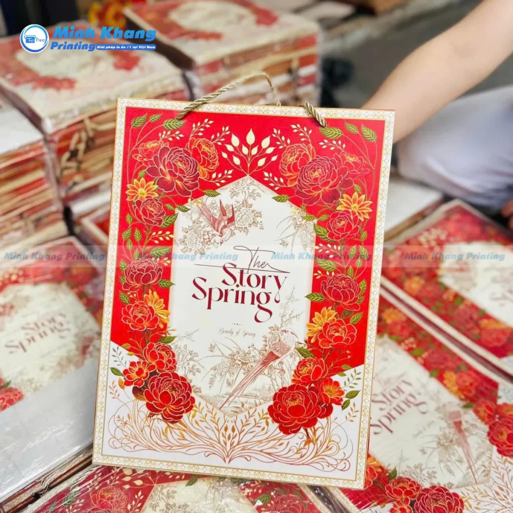 Mẫu túi giấy đựng quà Tết làm từ giấy Couche in Offset sắc nét, đảm bảo màu sắc rực rỡ và chân thực