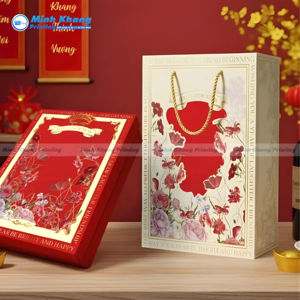 Mẫu bao bì đựng quà Tết được thiết kế có quai xách chắc chắn, tạo sự tiện lợi tối đa khi biếu tặng