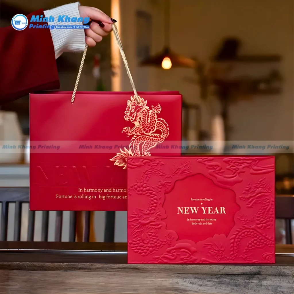 Mẫu túi giấy New Year đựng quà Tết được dập nổi họa tiết, tăng tính nghệ thuật và cảm giác xúc giác cao cấp