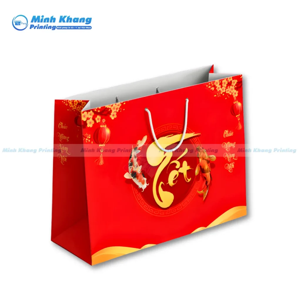 Mẫu túi giấy Tết truyền thống với họa tiết hoa mai, hoa đào, giúp lan tỏa văn hóa Tết đậm đà