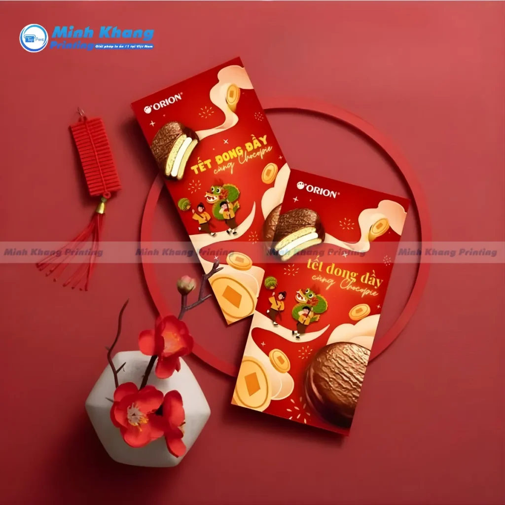 Mẫu phong bao mừng tuổi truyền thống với sắc đỏ – vàng kết hợp hoa mai, hoa đào nổi bật không khí năm mới