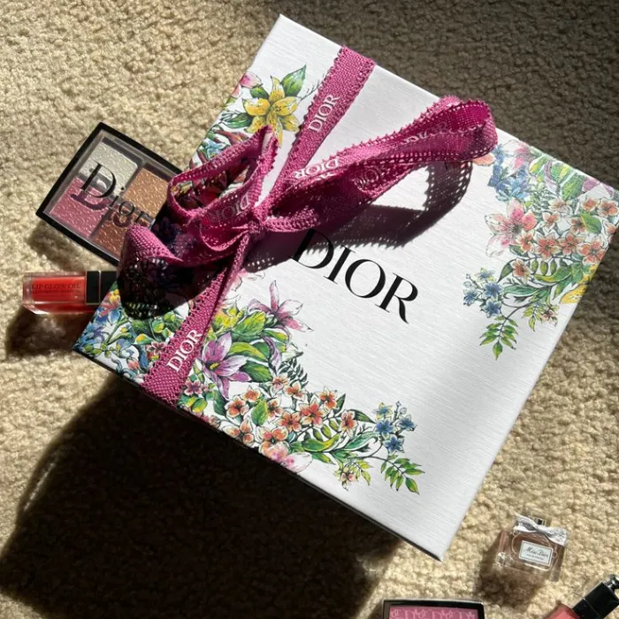 Vẻ Đẹp Vượt Thời Gian Của Hộp Giấy Dior