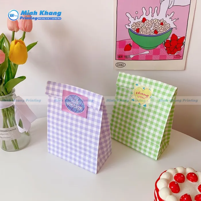 Mẫu Túi Giấy Kẻ Caro Nhẹ Nhàng & Dễ Mang Theo