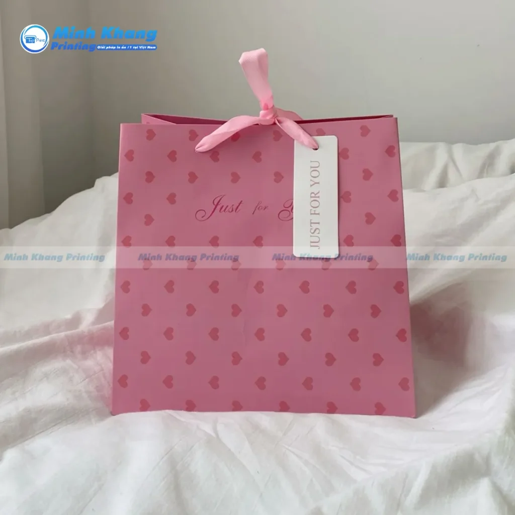 Mẫu túi giấy có nơ đẹp họa tiết trái tim đỏ