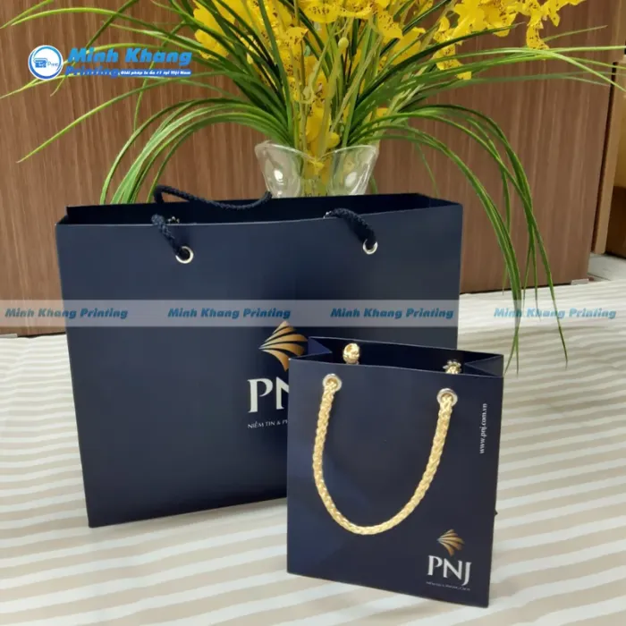 Mẫu Túi Giấy Đen PNJ Cán Mờ – Bề Mặt Mềm Mại, Chống Thấm Nước