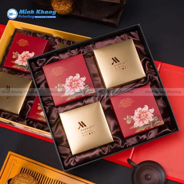 Mẫu hộp giấy 4 ngăn đựng bánh trung thu có miếng lót nhung bên dưới