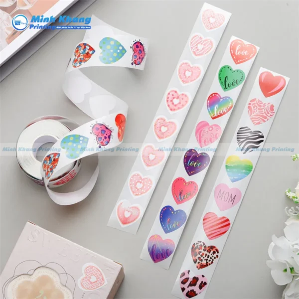 Mẫu sticker trái tim cuộn kích thước mỗi nhãn dán 2mm