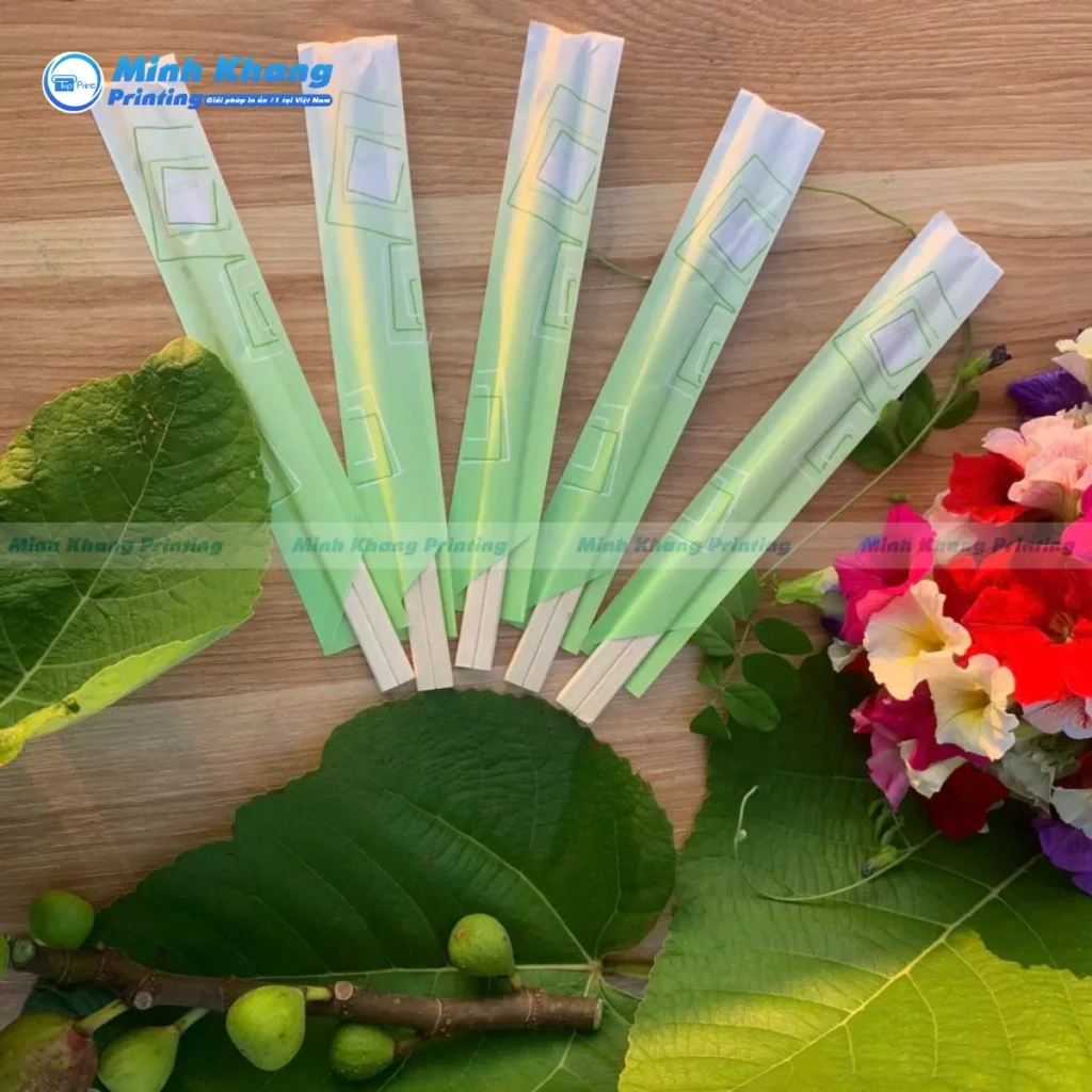Mẫu túi giấy đựng đũa mùa trắng - xanh lá phù hợp cho các nhà hàng kinh doanh món chay