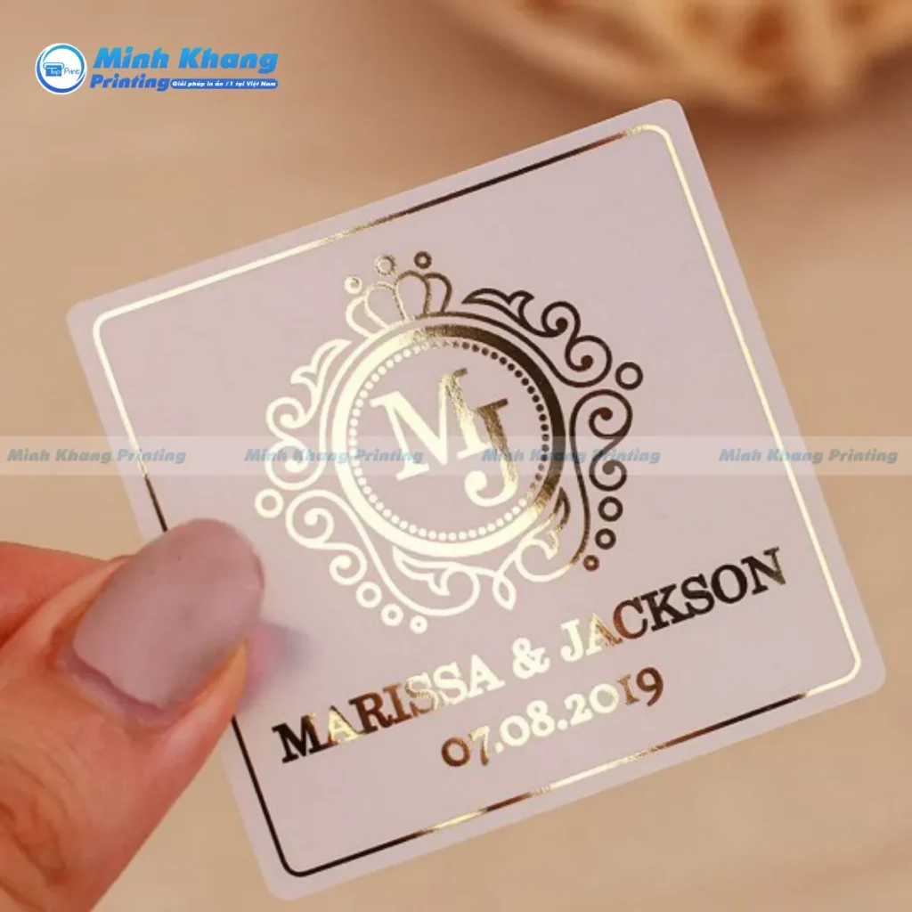 Mẫu decal trong mang lại vẻ đẹp tinh tế nhờ khả năng xuyên thấu tuyệt đối qua hai mặt nhựa