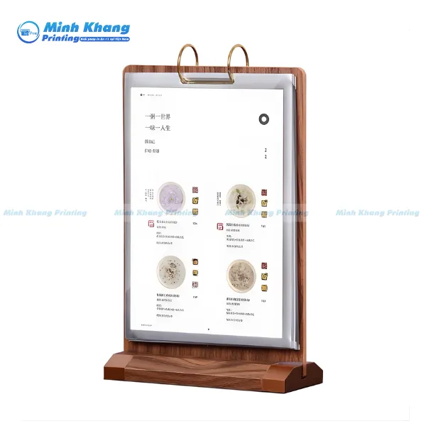 Mẫu menu đứng chuẩn kết hợp đế gỗ thường là A5 hoặc A6, đủ nhỏ gọn để không chiếm dụng không gian bàn