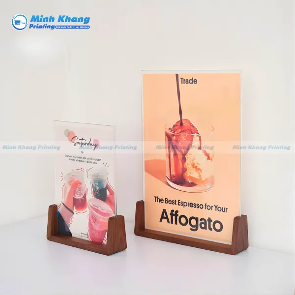 Mẫu menu mica đế gỗ kết hợp sự hiện đại của mica và vẻ ấm cúng của gỗ, tạo nên phong cách độc đáo cho quán