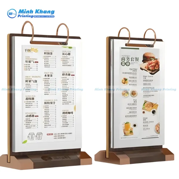 Mẫu menu đứng với chân đế gỗ tạo nên điểm nhấn decor ấm cúng, tăng trải nghiệm khách hàng tại bàn