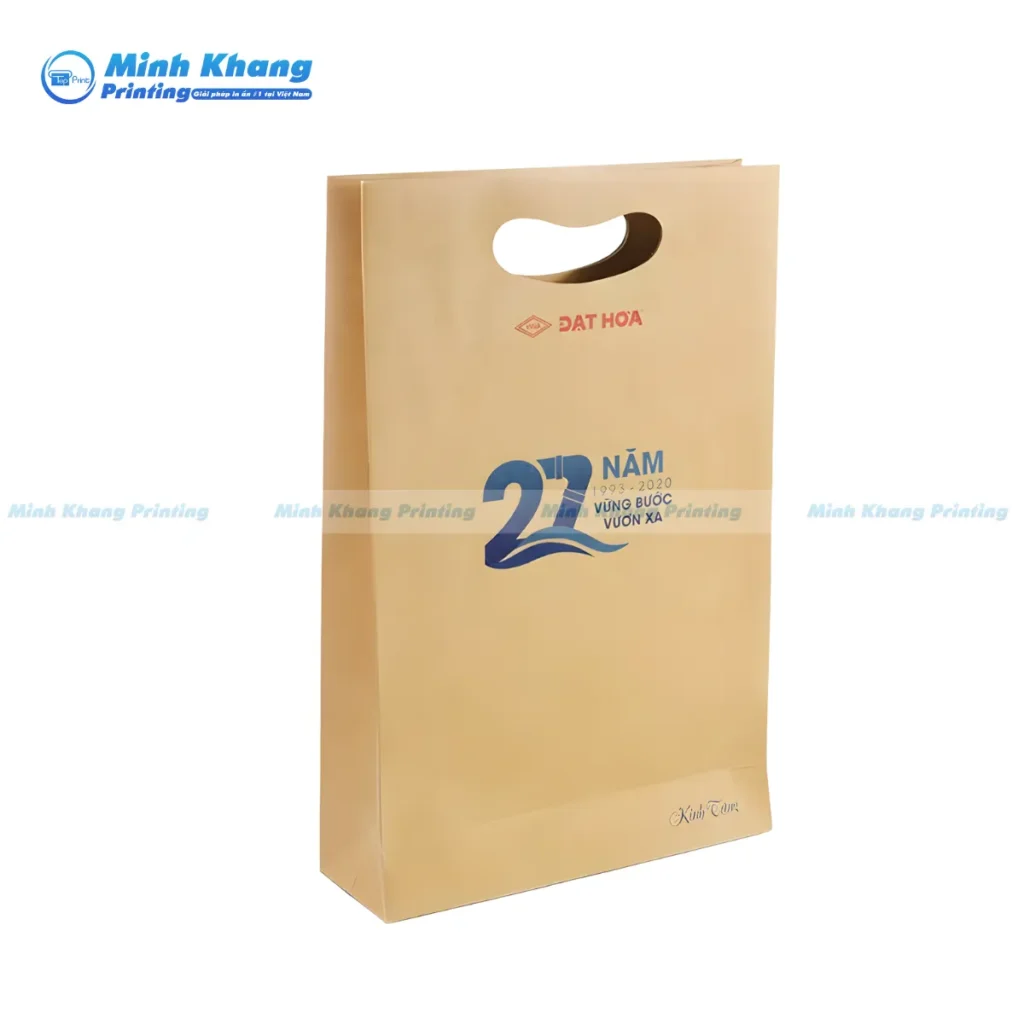 Mẫu túi giấy sự kiện Đạt Hòa 27 năm vững bước vươn xa khoét lỗ hạt điều làm tay cầm