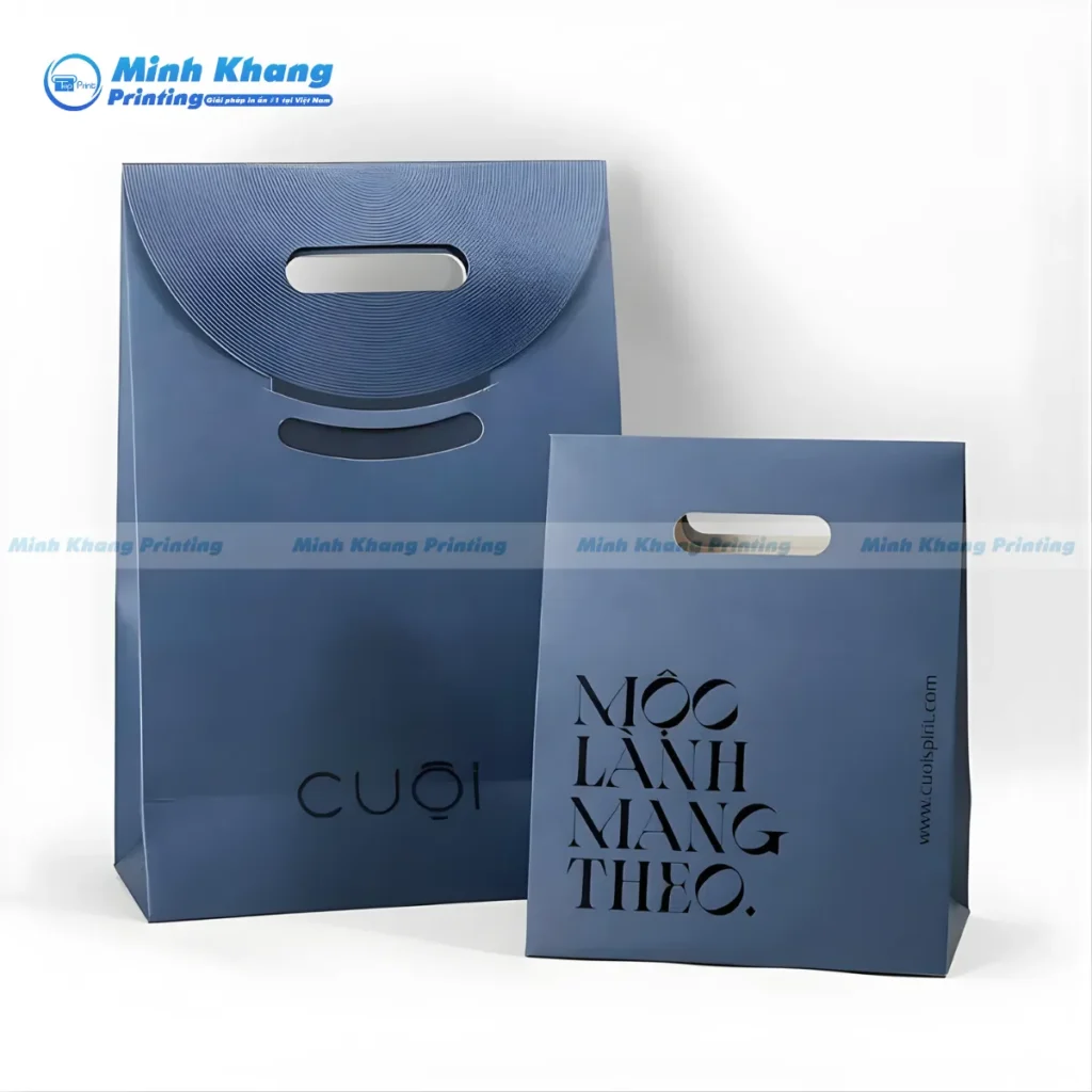 Mẫu túi giấy xanh có tay cầm CUỘI đẹp đựng quần áo