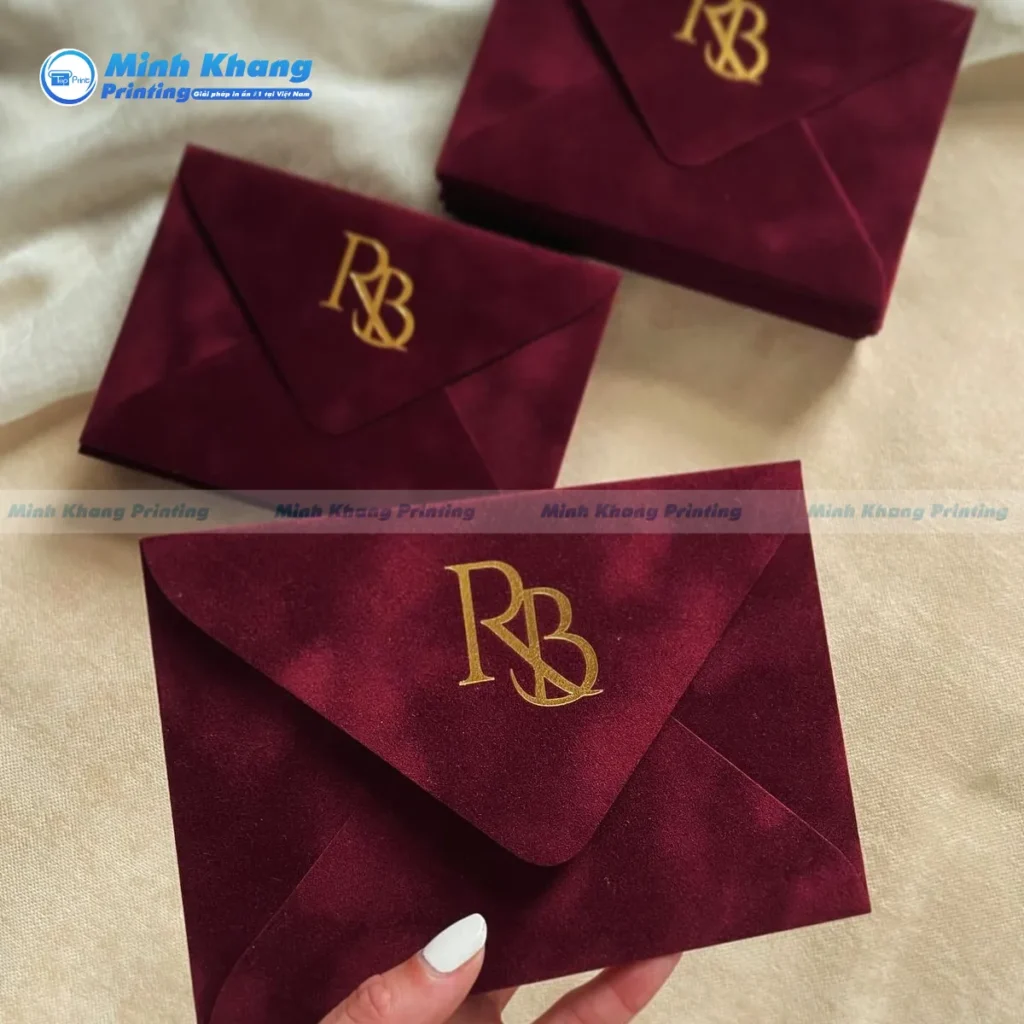 Mẫu bao thư giấy mỹ thuật có gân nổi tạo cảm giác tinh tế và khác biệt hoàn toàn so với các loại giấy thông thường