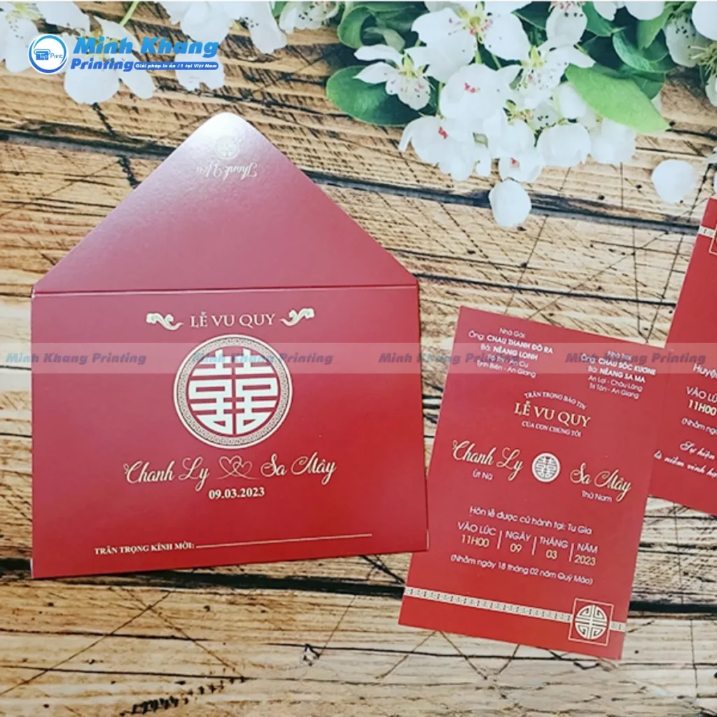 Mẫu thiệp cưới màu đỏ in trên giấy mỹ thuật cao cấp mang lại vẻ đẹp vừa truyền thống vừa sang trọng