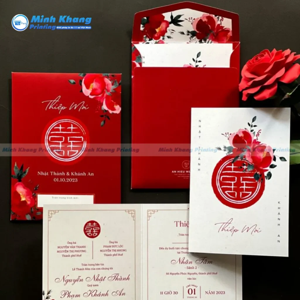 Mẫu thiết kế bao thư họa tiết hoa cỏ (Floral) mang lại hơi thở lãng mạn, ngọt ngào cho đám cưới mùa xuân.