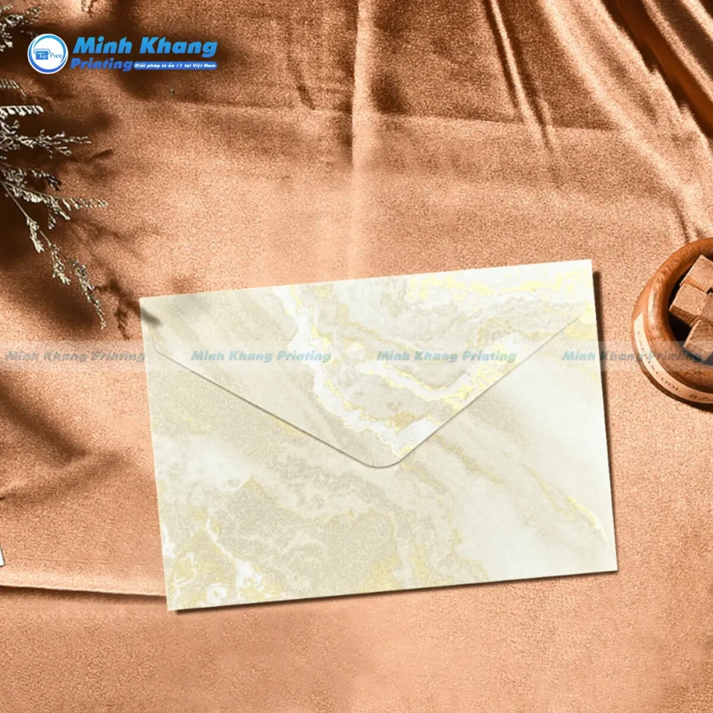 Mẫu thiết kế này sử dụng giấy mỹ thuật ánh kim tạo hiệu ứng lung linh dưới ánh đèn