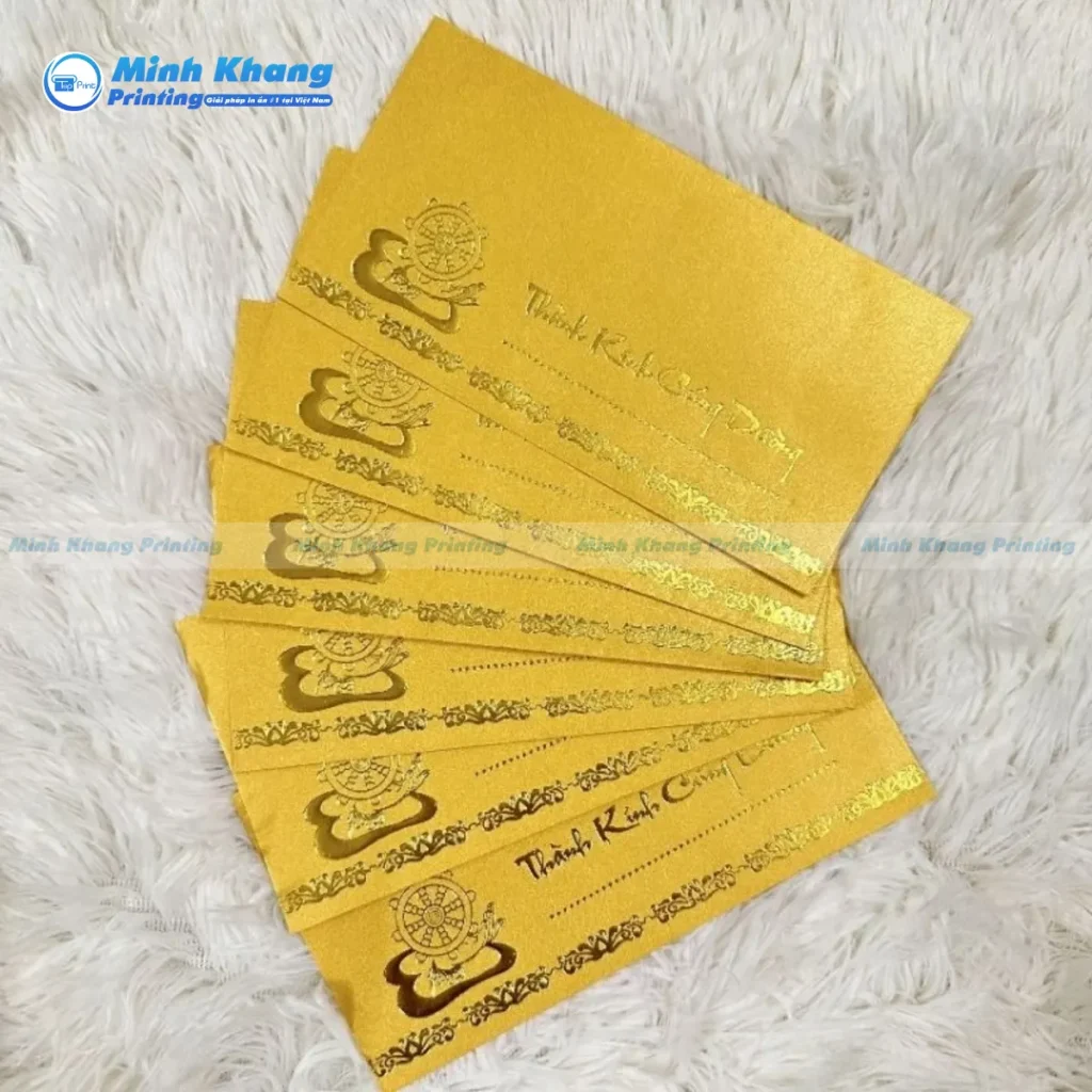 Mẫu bao thư vàng ép kim là lựa chọn số một cho các buổi tiệc cưới hoàng gia sang trọng