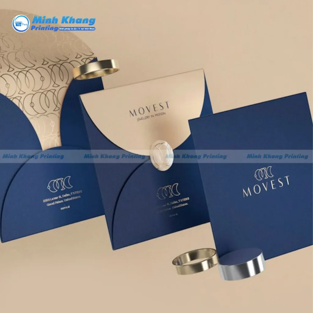 Mẫu bao thư vuông màu đỏ nhung với kỹ thuật ép kim vàng là lựa chọn hàng đầu cho các tiệc cưới