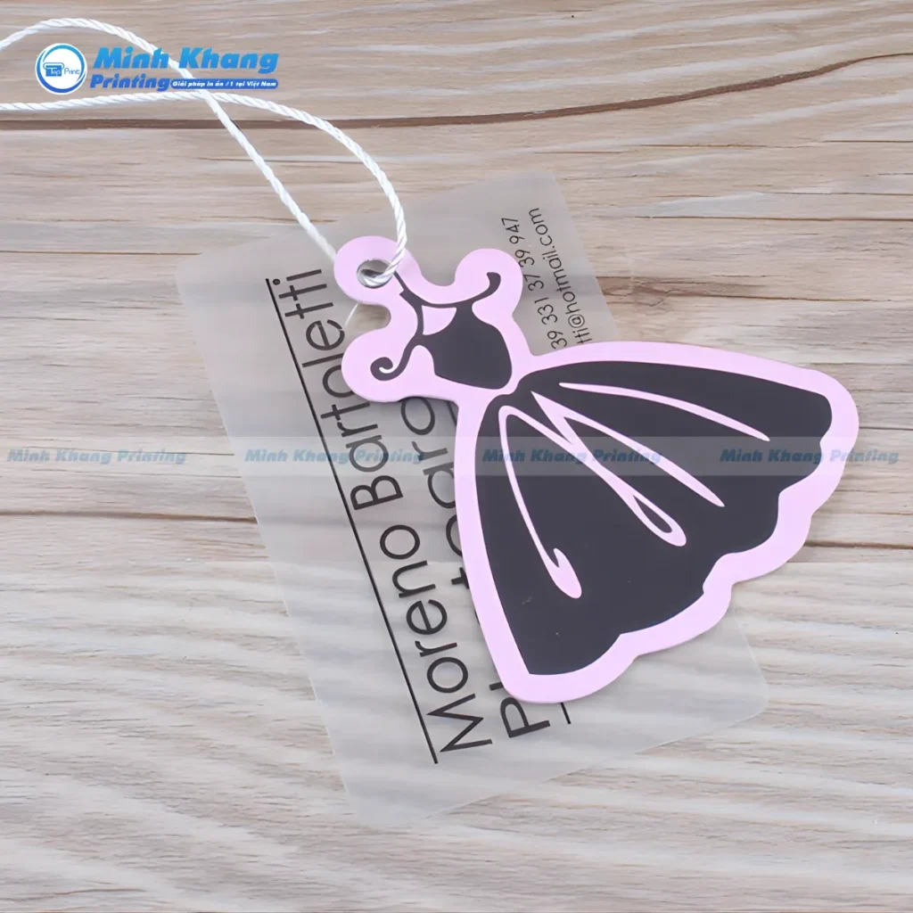 Mẫu mác treo giấy cao cấp sở hữu độ cứng cáp và sắc trắng tinh khôi, tôn vinh giá trị cho những bộ trang phục dạ hội