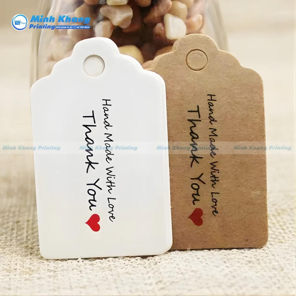 Mẫu thẻ bài giấy Kraft nâu mang đậm phong cách cổ điển, là giải pháp hoàn hảo cho các dòng thời trang