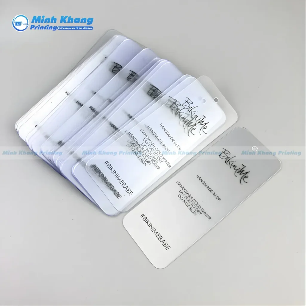 Mẫu tag treo nhựa PVC trong suốt mang lại hơi thở hiện đại, thời thượng