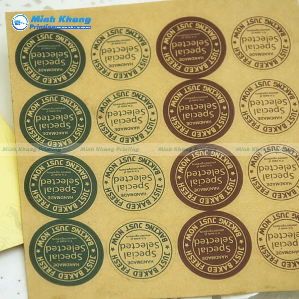 Mẫu tem giấy được gia công cắt bế chính xác bằng máy kỹ thuật số hiện đại, giúp quá trình lột dán