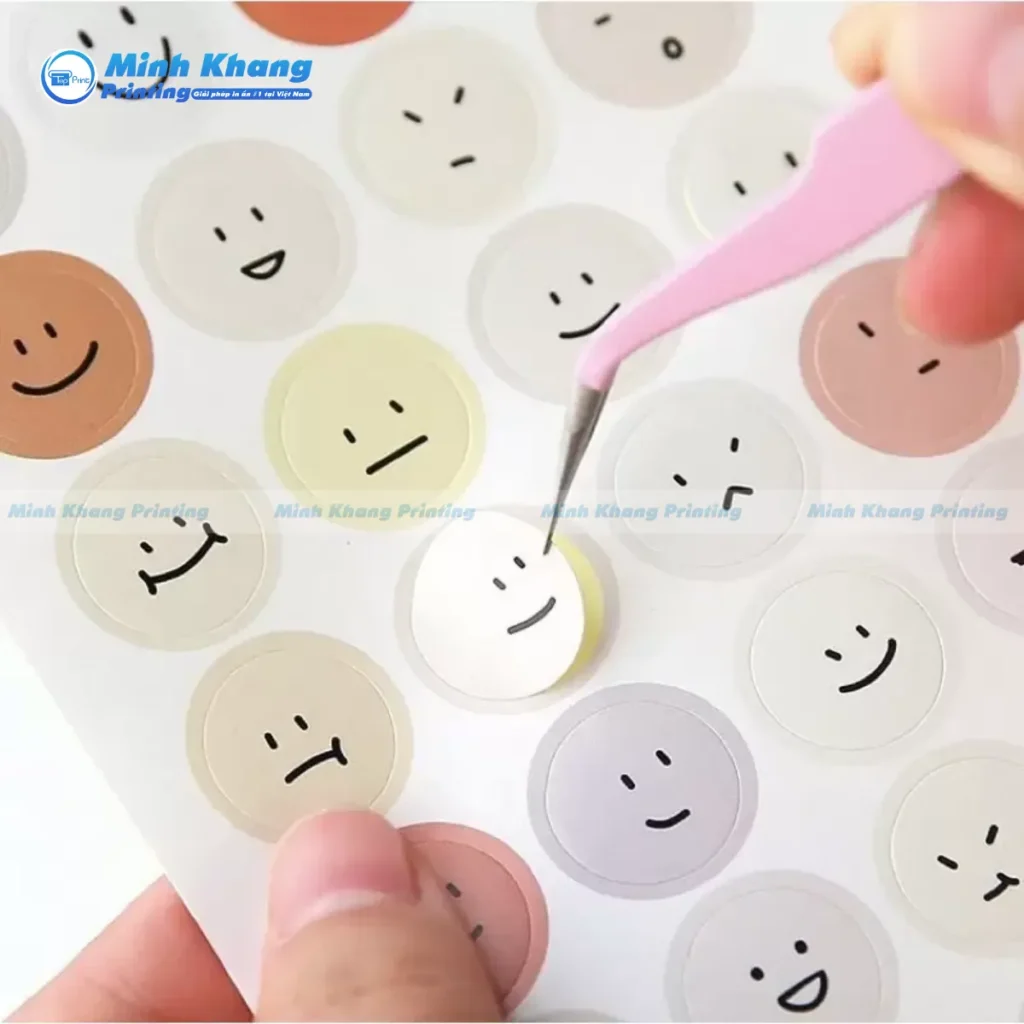 Mẫu decal sticker giấy tròn mặt cười kích thước nhỏ 1 x 1 cm