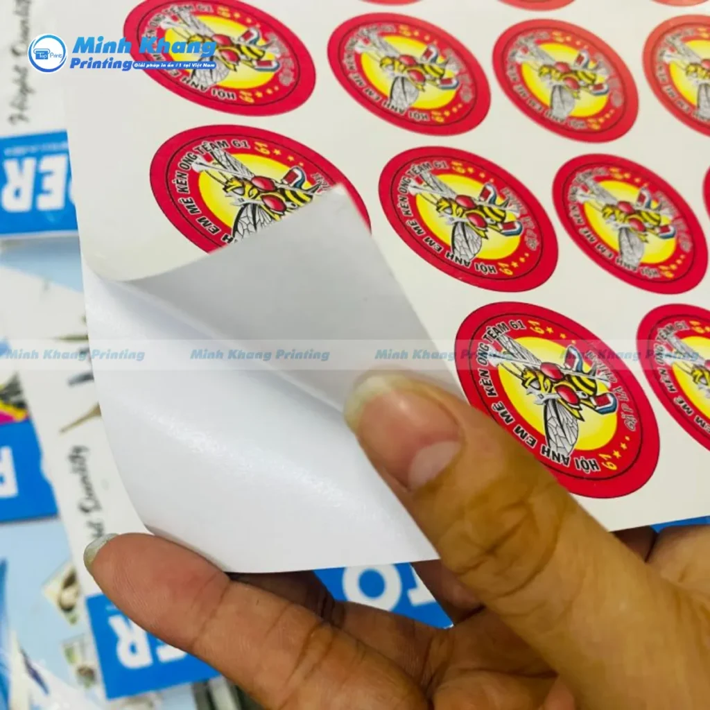 Mẫu decal giấy cán màng mờ tạo nên cảm giác sang trọng, tinh tế và giúp người dùng dễ dàng đọc thông tin