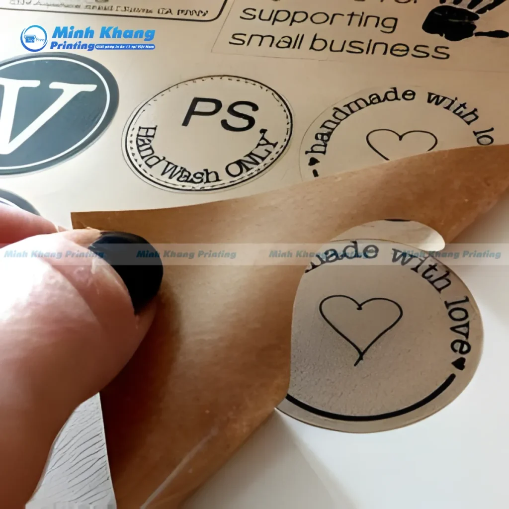 Mẫu tem nhãn Kraft hình tròn bế sẵn cực kỳ tiện lợi cho việc đóng gói sản phẩm số lượng lớn