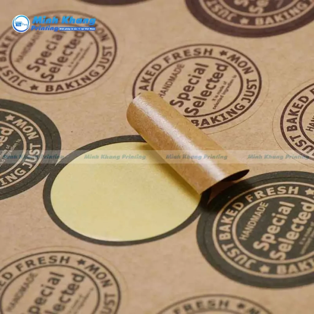 Mẫu decal giấy Kraft chống thấm nhẹ là lựa chọn lý tưởng cho các loại hộp bánh và thực phẩm