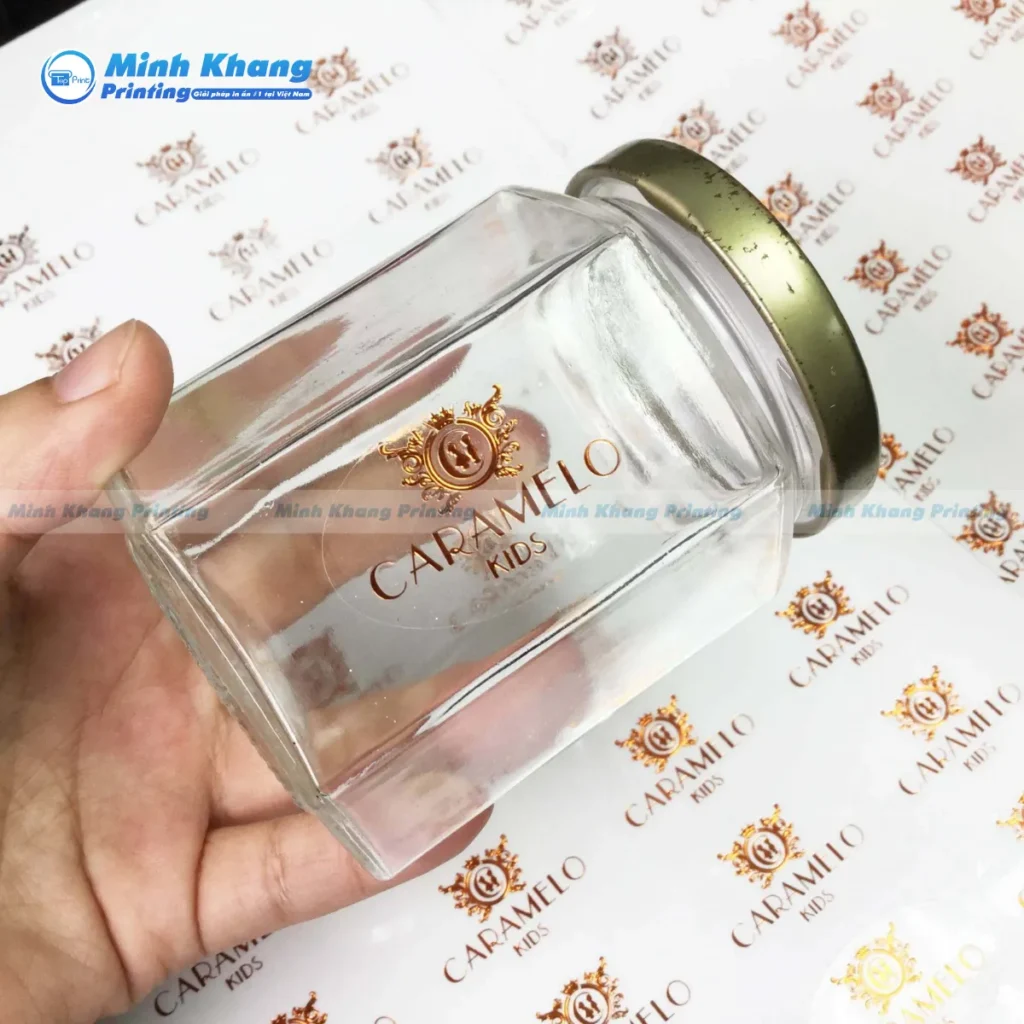 Mẫu decal trong in UV sở hữu màu sắc rực rỡ và độ nổi nhẹ đầy ấn tượng khi chạm tay vào