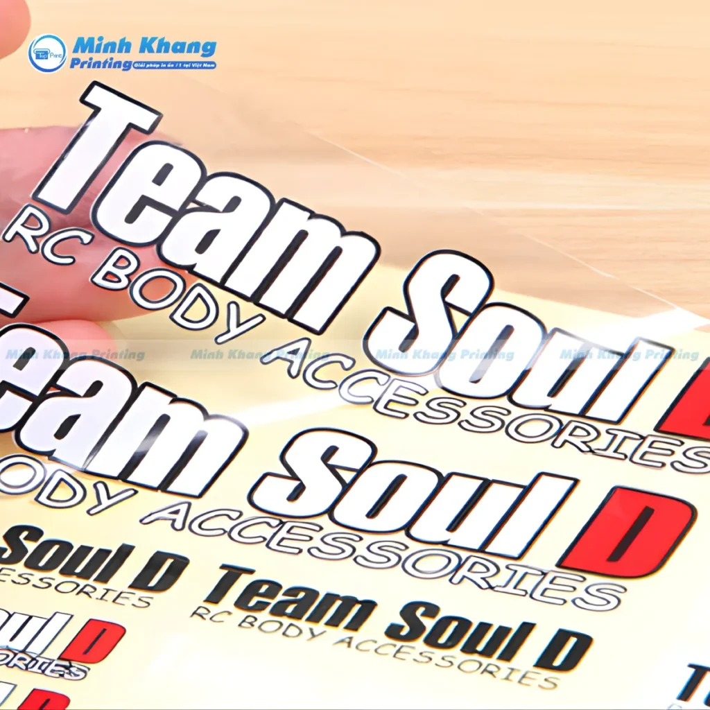 Mẫu decal trong in mực trắng là giải pháp hoàn hảo để nổi bật nội dung trên bao bì tối màu
