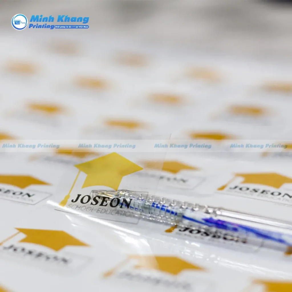 Mẫu decal trong cán màng bóng giúp tăng độ rực rỡ và bảo vệ lớp mực in khỏi bị trầy xước