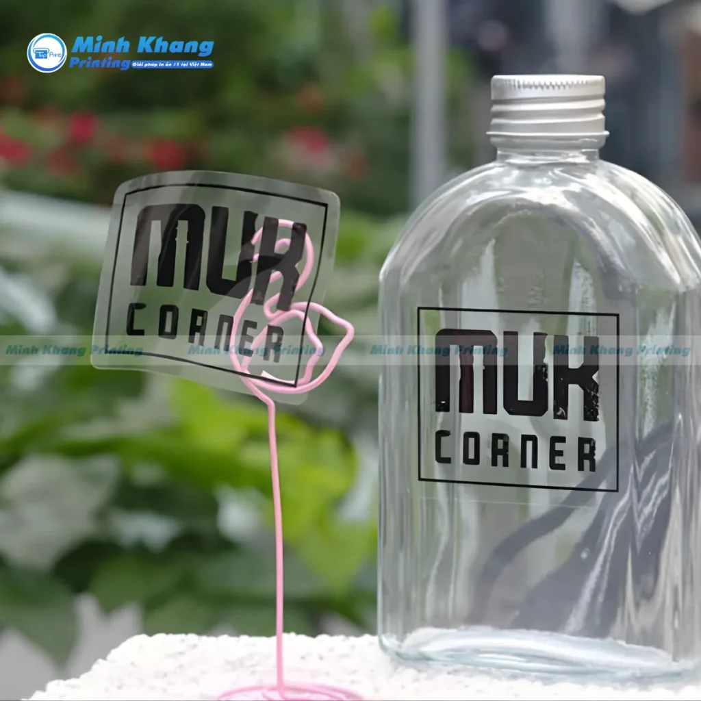 Mẫu decal trong dán ly nhựa giúp thực khách nhìn thấy rõ màu sắc hấp dẫn của trà sữa và cafe